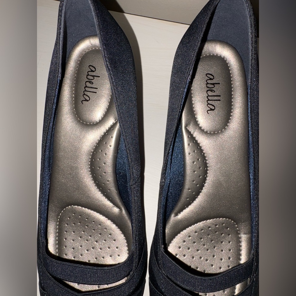 Classic Navy Pointed-Toe Kitten Heel Pumps - Picture 5 of 7